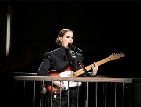 anna calvi live burberry